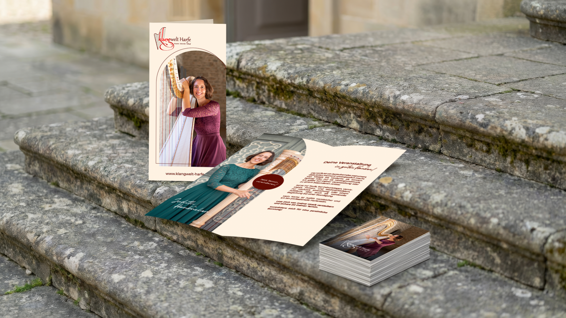 Firefly_Erstelle ein Mockup von Flyern und Visitenkarten, die auf einer Treppe stehen